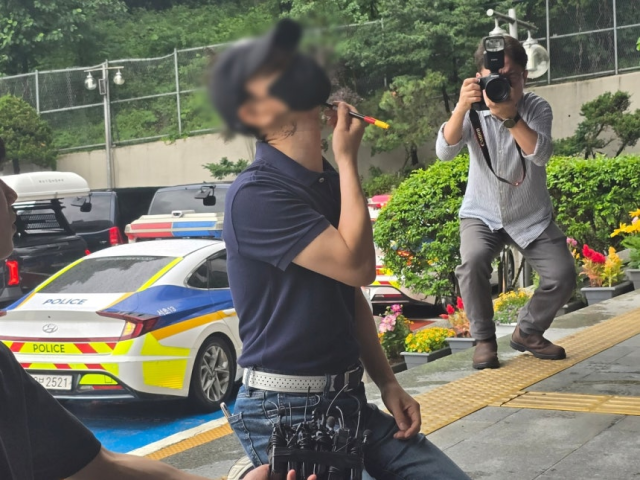 강남역 의대생 살인사건의 피해자 아버지가 20일 서초경찰서 앞에서 기자회견을 열고 사건을 재연하고 있다. 연합뉴스