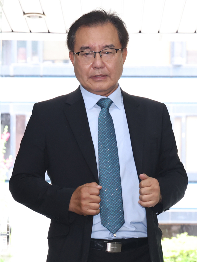 순직 해병 수사 방해 의혹 사건 수사를 맡은 이명현 특별검사가 20일 오전 서울 서초구 사무실로 출근하고 있다. 뉴스1