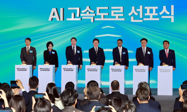 이재명 대통령이 20일 울산전시컨벤션센터에서 열린 울산 인공지능(AI) 데이터 센터 출범식에서 참석자들과 함께 기념 세리머니에 참여하고 있다. 왼쪽부터 안덕근 산업통상자원부 장관, 최민희 국회 과학기술정보방송통신위원장, 최태원 SK그룹 회장, 이 대통령, 아마존웹서비스(AWS) 프라사드 칼야나라만 인프라 총괄 대표, 유상임 과학기술정보통신부 장관, 김두겸 울산광역시장. 대통령실통신사진기자단