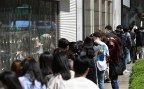"한국에선 좀 비싸게 팔아도 돼"…가격 올려도 명품 '오픈런'한다는데