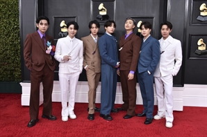 BTS ‘군필돌’로 거듭났다…외신들 “기념비적 순간”