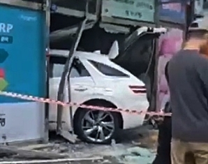 은행 ATM 부스로 돌진한 SUV 차량…2명 부상  