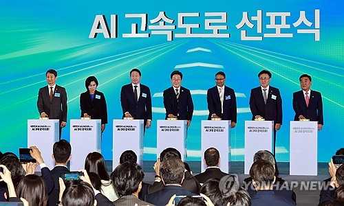 최태원(왼쪽 세번째) SK그룹 회장이 20일 울산전시컨벤션센터에서 열린 울산 인공지능(AI) 데이터 센터 출범식에서 참석자들과 함께 기념 세리머니에 참여하고 있다. 왼쪽부터 안덕근 산업통상자원부 장관, 최민희 국회 과학기술정보방송통신위원장, 최태원 SK그룹 회장, 이재명 대통령, 아마존웹서비스(AWS) 프라사드 칼야나라만 인프라 총괄 대표, 유상임 과학기술정보통신부 장관, 김두겸 울산광역시장. 사진=연합뉴스