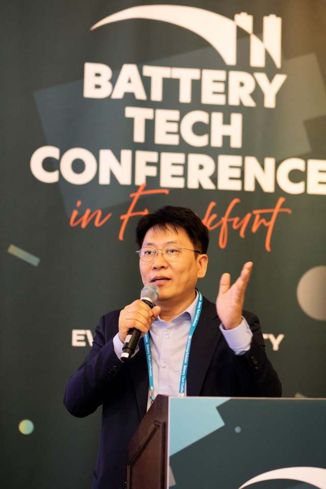김동명 LG에너지솔루션 최고경영자(CEO) 사장이 지난 21일(현지시간) 독일 프랑크푸르트에서 열린 ‘BTC(Battery Tech Conference) in 프랑크푸르트’에서 유럽 지역 석·박사 인재들에게 LG에너지솔루션의 비전에 대해 설명하고 있다. 사진제공=LG에너지솔루션