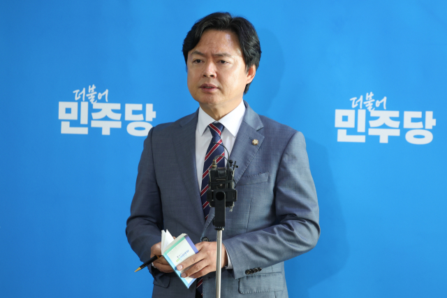 김현정 더불어민주당 원내대변인이 17일 서울 여의도 국회에서 취재진 질의에 답하고 있다. 뉴스1