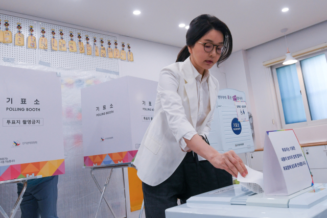 윤석열 전 대통령 배우자인 김건희 여사가 제21대 대통령 선거일인 이달 3일 서울 서초구 원명초등학교에 마련된 서초4동제3투표소에서 투표함에 투표 용지를 넣고 있다. 연합뉴스