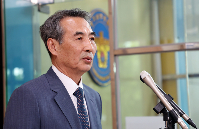 윤석열 전 대통령 부인 김건희 씨 관련 의혹을 수사하는 민중기 특별검사가 이달 19일 경기 수원시 경기남부경찰청을 찾아 김준영 청장과의 면담을 마친 뒤 취재진의 질문에 답하고 있다. 연합뉴스