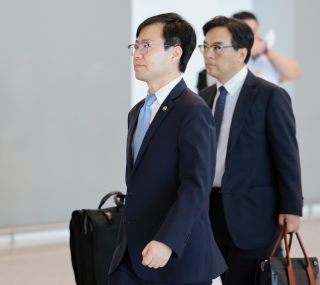 여한구 산업통상자원부 통상교섭본부장이 22일 인천국제공항 제2터미널 출국장에서 탑승장으로 향하고 있다. 연합뉴스.