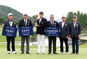 KPGA 원로들의 축하 받은 옥태훈, 상금과 제네시스 대상 포인트 1위로 ‘우뚝’[포토]