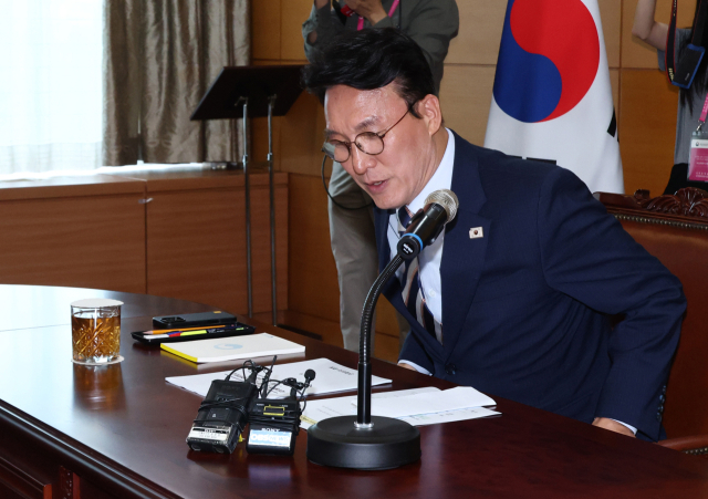김민석 국무총리 후보자가 16일 서울 종로구 통의동 금융감독연수원에 마련된 청문회 준비단 사무실에서 경제·민생분야 부처 업무보고를 받기 위해 착석하고 있다. 조태형 기자