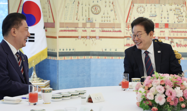 이재명 대통령이 22일 한남동 관저에서 열린 여야 지도부와의 오찬에서 더불어민주당 김병기 당대표 직무대행 겸 원내대표와 대화하고 있다. 연합뉴스