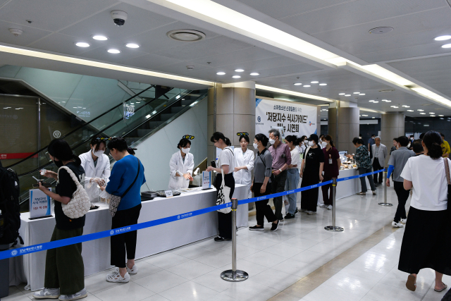 강남세브란스병원 지하 1층 로비에서 열린 ‘소아청소년 신경질환 환자를 위한 저당지수 식사요법 메뉴 시연회’에 병원 교직원과 내원객 300여 명이 참여했다. 사진 제공=강남세브란스병원