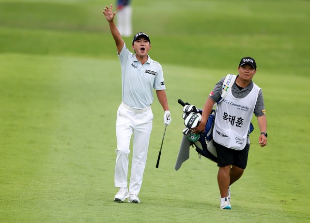 옥태훈이 22일 제68회 KPGA 선수권 4라운드 3번 홀에서 샷 이글을 터뜨린 후 손을 뻗으며 환호하고 있다. 사진 제공=KPGA
