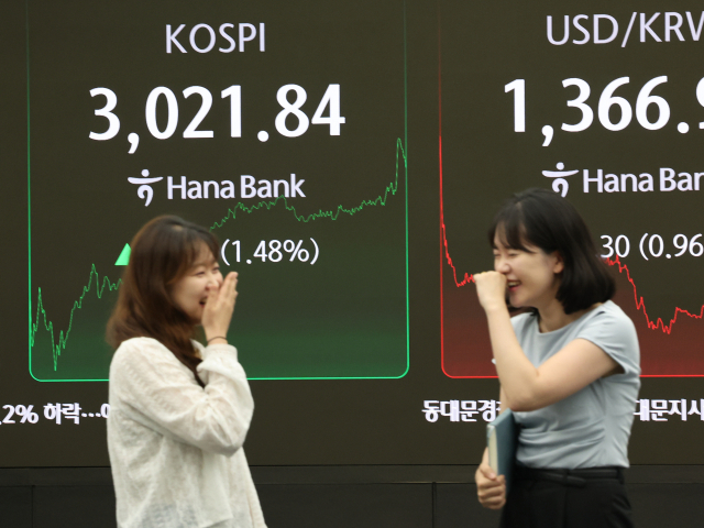 20일 서울 중구 하나은행 딜링룸에서 딜러들이 대화하고 있다.이날 코스피 지수는 전 거래일 대비 44.10포인트(1.48%) 오른 3021.84에 장을 마치며 3년 6개월만에 3000을 넘었다. 연합뉴스