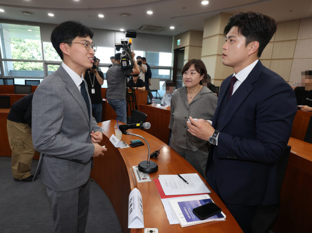 김용태(오른쪽) 국민의힘 비상대책위원장이 22일 서울 성북구 고려대에서 열린 대한의료정책학교가 주최한 한 대담 행사에서 참석자와 대화하고 있다. 연합뉴스