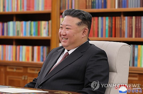 김정은 국무위원장이 지난 4일 러시아 대통령 푸틴의 위임으로 북한을 방문한 러시아 쇼이구 안전이사회 서기장을 만나 미소짓고 있다. 조선중앙통신·연합뉴스