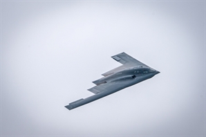 37시간 날아간 美 B-2 폭격기…벙커버스터 14발 첫 실전 투하