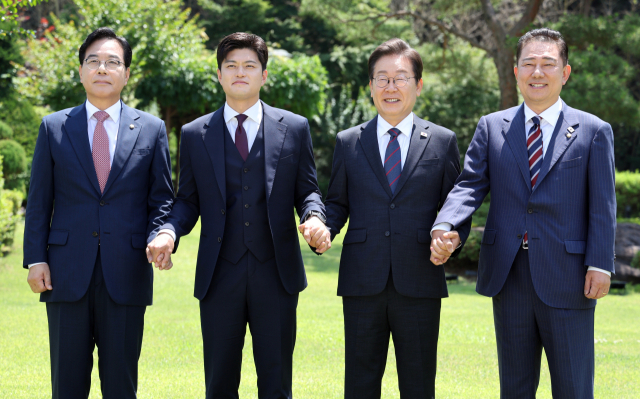 이재명 대통령이 22일 서울 한남동 관저에서 여야 지도부와 오찬을 갖기에 앞서 기념 촬영을 하고 있다. 송언석(왼쪽부터) 국민의힘 원내대표, 김용태 비상대책위원장, 이 대통령, 김병기 더불어민주당 대표 직무대행 겸 원내대표. 연합뉴스