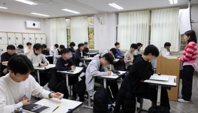 2025학년도 대학수학능력시험이 실시된 지난해 11월 14일 오전 서울 서초구 반포고등학교에 마련된 고사장에서 수험생들이 시험 시작을 기다리고 있다. 사진공동취재단