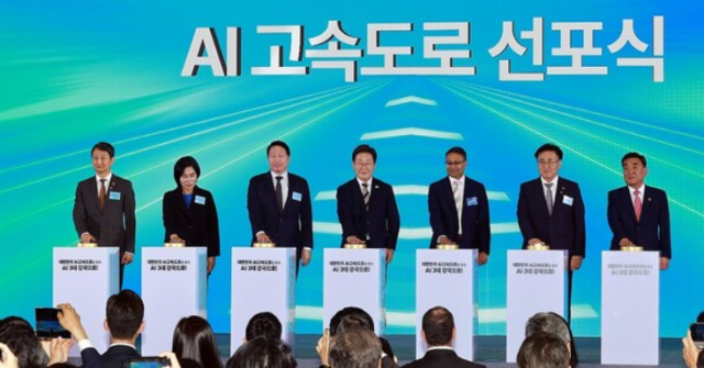 이재명 대통령과 최태원(왼쪽 세 번째) SK그룹 회장이 20일 울산전시컨벤션센터에서 열린 울산 인공지능(AI) 데이터 센터 출범식에서 참석자들과 함께 기념 세리머니에 참여하고 있다.