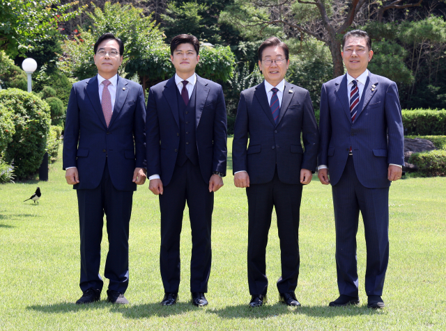 이재명 대통령이 22일 서울 한남동 관저에서 여야 지도부와 오찬 모임을 갖기에 앞서 기념촬영을 하고 있다. 연합뉴스