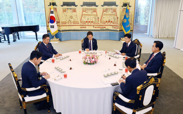 李 면전서 '임기 뒤 재판 약속해달라'…쓴소리 쏟아낸 野