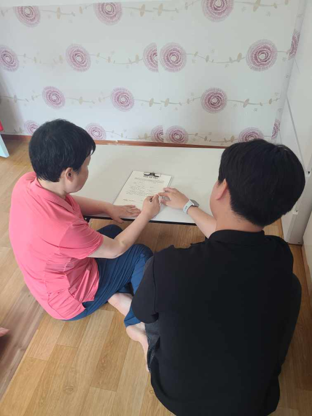 위기가구를 신고한 주민이 포상금 신청서를 작성하고 있다. 사진제공=구로구