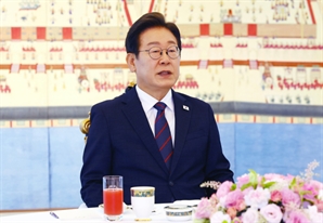 李대통령 국정지지율 59.3%…전주보다 0.7%P 상승 [리얼미터]