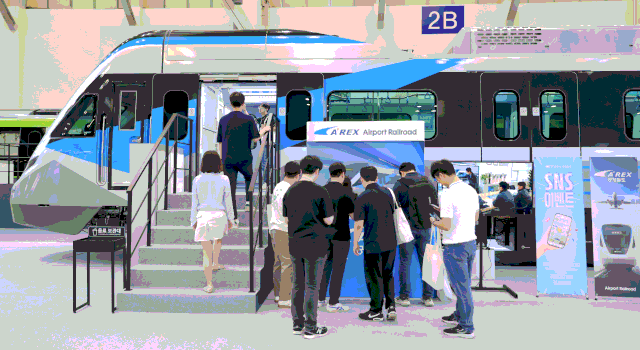 공항철도가 최근 부산 벡스코(BEXCO)의 ‘2025 부산국제철도기술산업전’ 에서 신규 전동차 실물 1칸을 출품했다. 사진제공=공항철도
