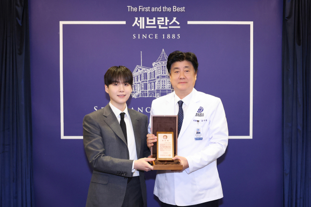 금기창(오른쪽) 연세의료원장과 슈가가 23일 민윤기 치료센터 착공식을 기념해 사진을 촬영하고 있다. 사진 제공=연세의료원
