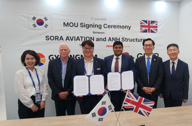 에이엔에이치스트럭쳐사가 지난 17일(현지시간) 영국 도심항공모빌리티(UAM)기업 SORA Aviation사와 30인승급 eVTOL 개발계획과 관련한 객실, 조종석, 승객석 등 기내 인테리어 전반의 국제 공동개발을 위한 업무협약을 체결하고 있다. 사진 제공=경남도