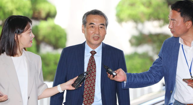 윤석열 전 대통령 부인 김건희 여사 관련 의혹을 수사하는 민중기 특별검사가 23일 서울 서초구 서초동에 마련된 임시 사무실로 출근하며 취재진 질문에 답하고 있다. 연합뉴스