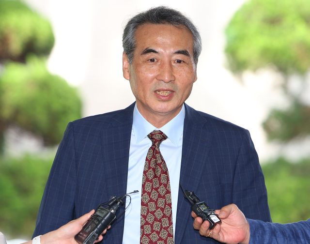 윤석열 전 대통령 부인 김건희 여사 관련 의혹을 수사하는 민중기 특별검사가 23일 서울 서초구 서초동에 마련된 임시 사무실로 출근하며 취재진 질문에 답하고 있다. 2025.6.23. 연합뉴스
