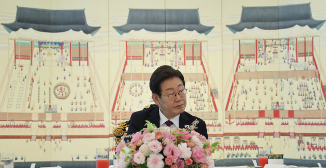이재명 대통령이 22일 한남동 관저에서 열린 여야 지도부와의 오찬에서 김용태 국민의힘 비상대책위원장의 발언을 듣고 있다. 연합뉴스