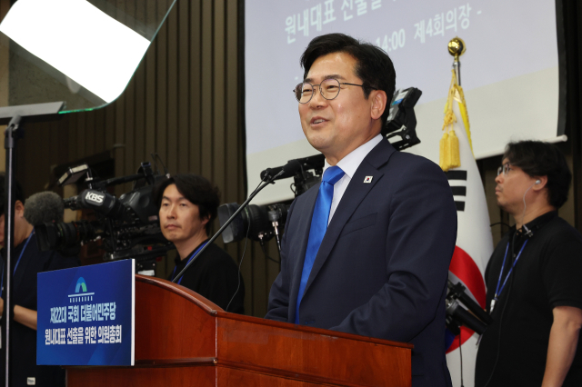 박찬대 더불어민주당 당 대표 직무대행 겸 원내대표가 13일 국회에서 열린 원내대표 선출 의원총회에서 인사말 하고 있다. 연합뉴스