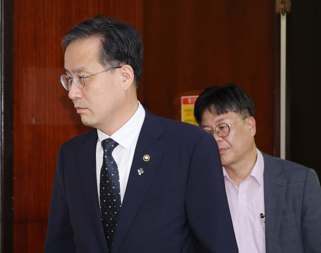 이형일 기획재정부 장관 직무대행 1차관이 23일 중동발 현안 점검 비공개 회의를 위해 서울 여의도 국회 국민의힘 원내대표실로 향하고 있다. 연합뉴스