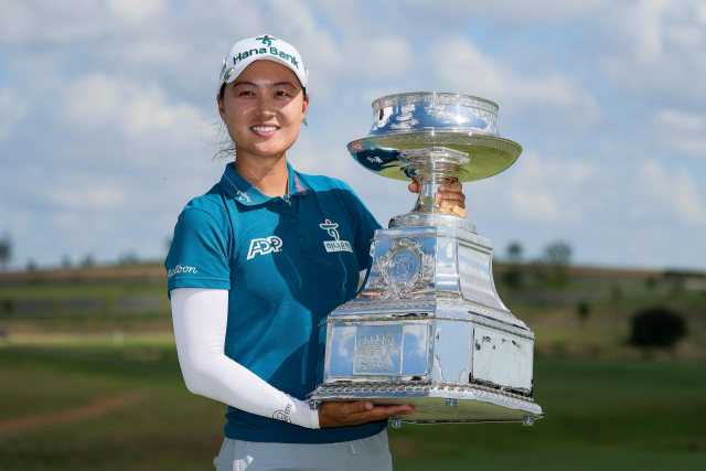 KPMG 여자 PGA 챔피언십 우승 후 트로피를 들어 보이는 이민지. AFP연합뉴스