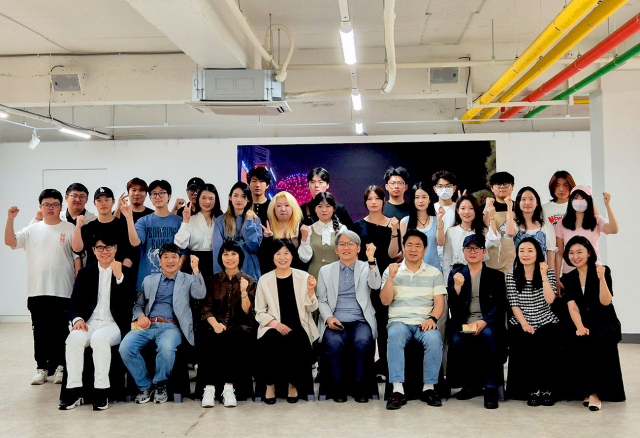 영산대학교 AI그래픽콘텐츠학과가 AI 생성형 이미지 기술을 활용한 외국인 유학생의 졸업전시회를 진행하고 기념촬영을 하고 있다. 사진제공=영산대