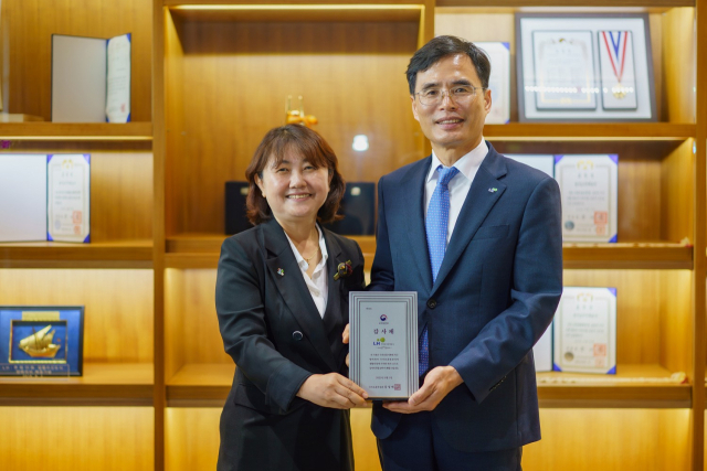 김재경(오른쪽) LH 경영관리본부장과 김지현 경남서부보훈지청장이 19일 경남 진주 LH 본사에서 열린 ‘국가보훈부장관 감사패 수여식’에서 기념 촬영을 하고 있다. 사진 제공=LH