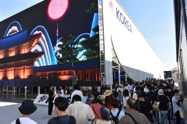 21일 일본 오사카 ‘2025 오사카·간사이 엑스포’에서 한국관 관람객들이 입장을 위해 대기하고 있다. 사진 제공=KOTRA