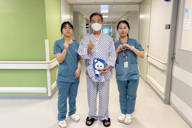 인천세종병원 김민아 간호사(10A병동팀·오른쪽)와 김하은 간호사(10A병동팀·가장 왼쪽)가 치료받고 회복한 A씨와 기념 촬영하고 있다. 사진제공=인천세종병원
