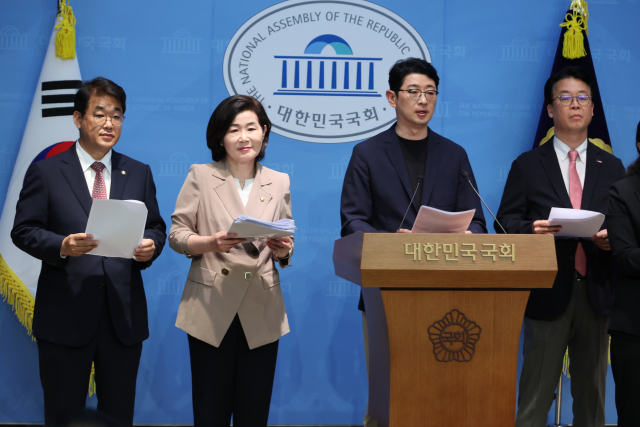 국무총리 인사청문특위 위원인 주진우(오른쪽 두번째) 의원이 이달 18일 서울 여의도 국회 소통관에서 김민석 후보자의 재산 의혹과 관련, 자금 출처를 밝힌 자료 제출을 요구하고 있다. 연합뉴스