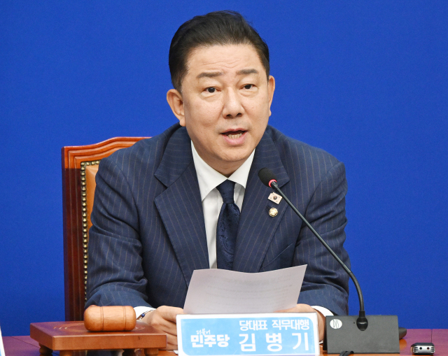 김병기 더불어민주당 대표 직무대행 겸 원내대표가 23일 국회에서 열린 최고위원회의에서 현안에 관해 발언하고 있다. 오승현 기자