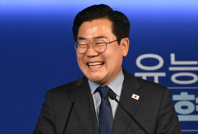 박찬대 더불어민주당 전 원내대표가 23일 서울 여의도 중앙당사에서 당 대표 선거 출마 선언을 하며 밝게 웃고 있다. 오승현 기자