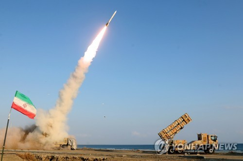 호르무즈 해협 인근에서 훈련중인 이란군. EPA=연합뉴스