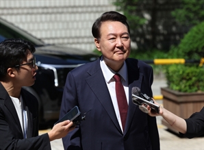 내란 재판에 첫 출석한 특검… 尹 측 “특검은 위헌”