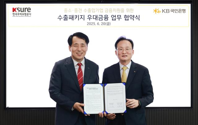 이환주(오른쪽) KB국민은행장이 이달 20일 KB국민은행 본사에서 장영진 무역보험공사 사장과 업무협약을 체결한 뒤 기념 촬영을 하고 있다. 사진 제공=KB국민은행
