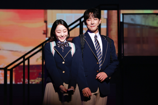 배우 이준(도루 역·오른쪽)과 장민제(마오리 역)가 19일 뮤지컬 '오늘 밤, 세계에서 이 사랑이 사라진다 해도' 프레스콜에서 주요 장면을 시연하고 있다. 연합뉴스