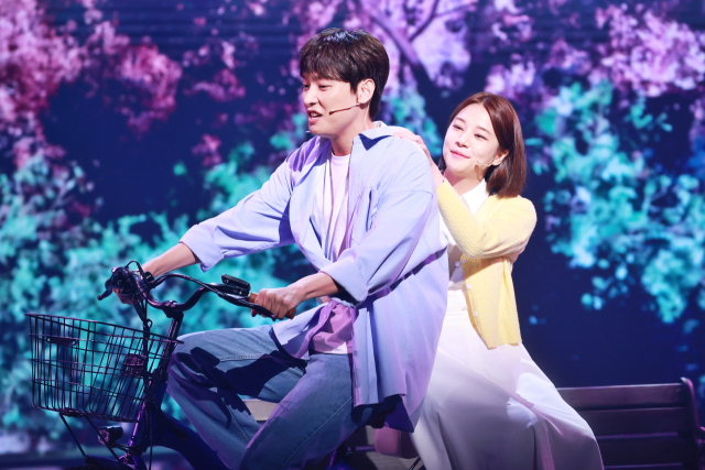 가수 겸 배우 김인성(도루 역·왼쪽)과 솔빈(마오리 역)이 19일 뮤지컬 '오늘 밤, 세계에서 이 사랑이 사라진다 해도' 프레스콜에서 주요 장면을 시연하고 있다. 연합뉴스