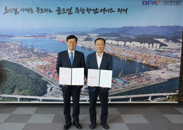 23일 부산항만공사(BPA)에서 송상근(왼쪽) BPA 사장과 문호승 한국내부통제연구원장이 내부 통제·감사 체계를 고도화를 위한 협약을 맺고 기념촬영을 하고 있다. 사진제공=BPA
